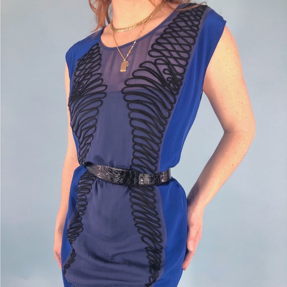 Blue and black mesh tunic. 100% Silk

Size: Large

Condition: Good